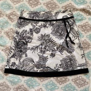 ❌ SOLD ❌ Patterned skirt!